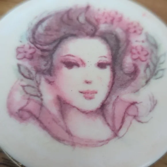 Vintage Avon Cameo Solid Perfume Compact - Picture 3 of 9